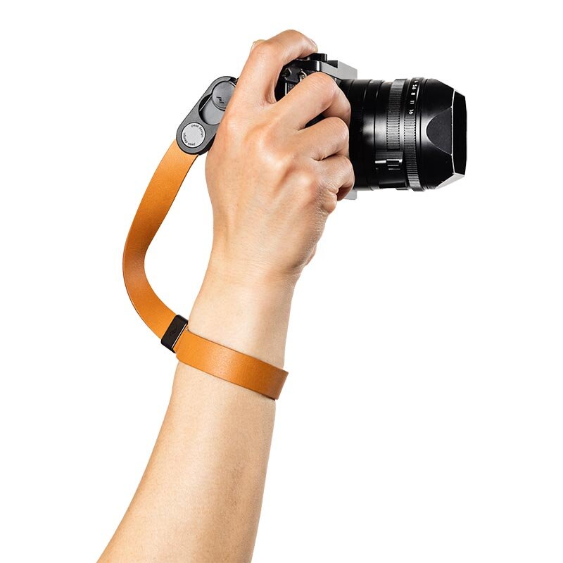 0168012110-peak-design-cuff-leather-camera-strap-wrist-amber-lrs-wr-am-1