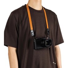 0168012113-peak-design-form-leather-camera-strap-neck-amber-lrs-n-am-1-b