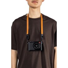 0168012113-peak-design-form-leather-camera-strap-neck-amber-lrs-n-am-1-c