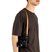 0168012113-peak-design-form-leather-camera-strap-neck-amber-lrs-n-am-1-d