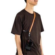 0168012114-peak-design-form-leather-camera-strap-short-amber-lrs-s-am-1-d