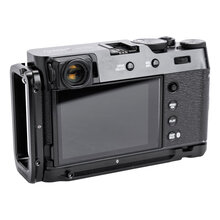 0168012726-peak-design-field-bracket-with-grip-i-fujifilm-x100vi-b