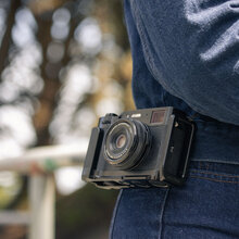 0168012726-peak-design-field-bracket-with-grip-i-fujifilm-x100vi